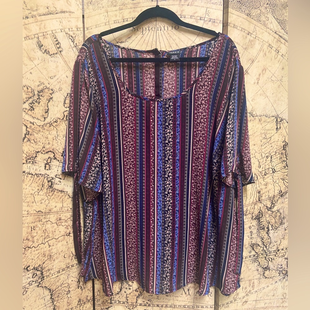 Torrid Size 4 Flowy Striped Button Back Top